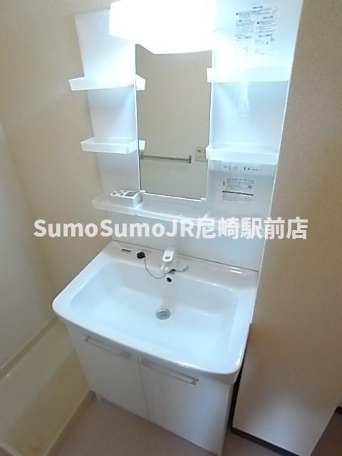 洗面設備　朝の支度にも助かる、独立の洗髪洗面化粧台