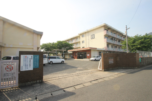中学校　北九州市立湯川中学校（中学校）まで1015m