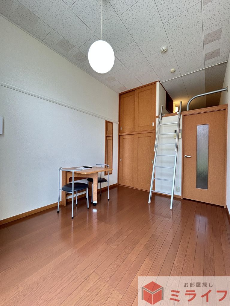 居室・リビング　家具家電付き（冷蔵庫・洗濯機。テレビ・電子レンジ・カーテン）