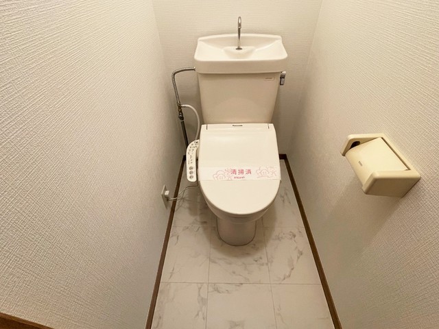 トイレ　快適な洗浄暖房便座付き