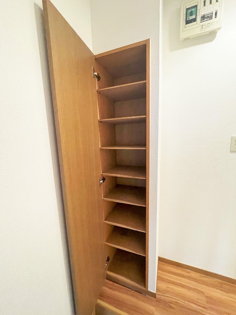 玄関　下駄箱付き