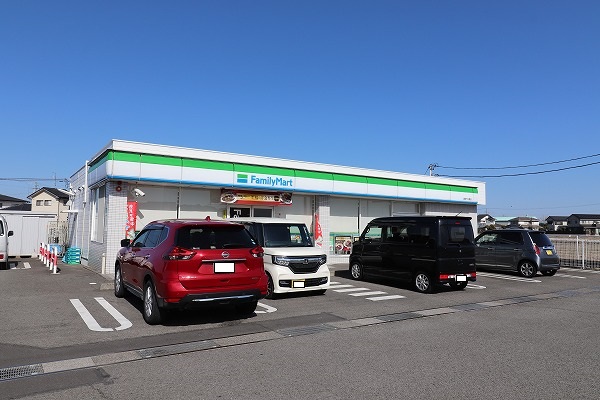 コンビニ　ファミリーマート 吉田下川原店（コンビニ）まで237m