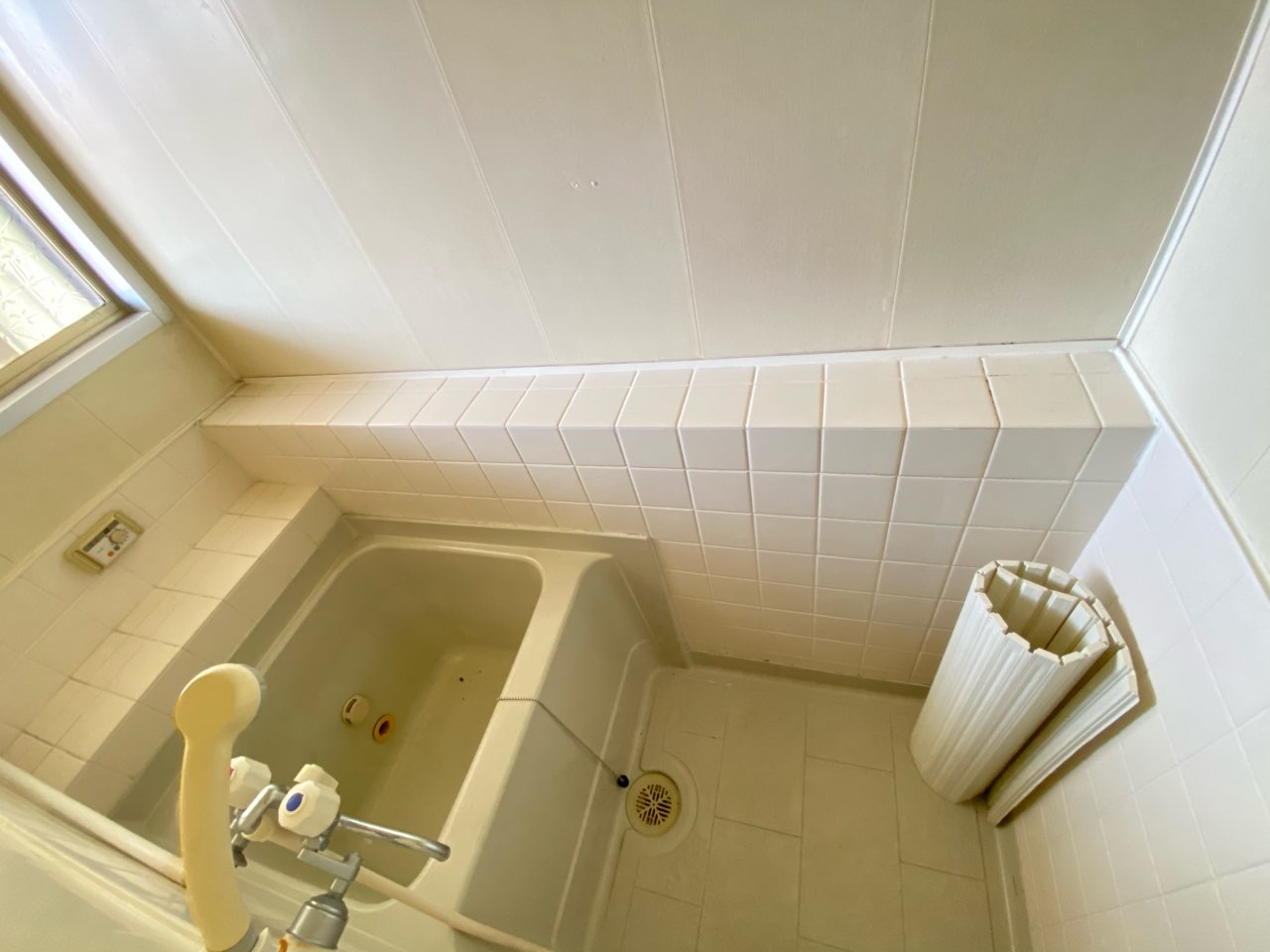 バス・シャワールーム　浴室に窓があり換気も楽々♪