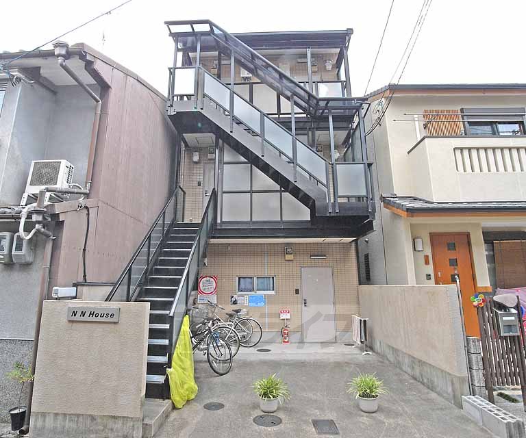 エントランス　日当たりが良好です。