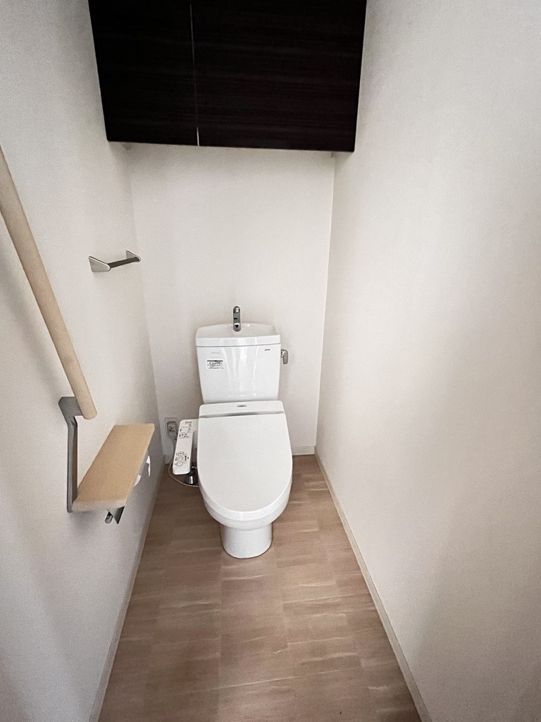 トイレ　反転間取り写真