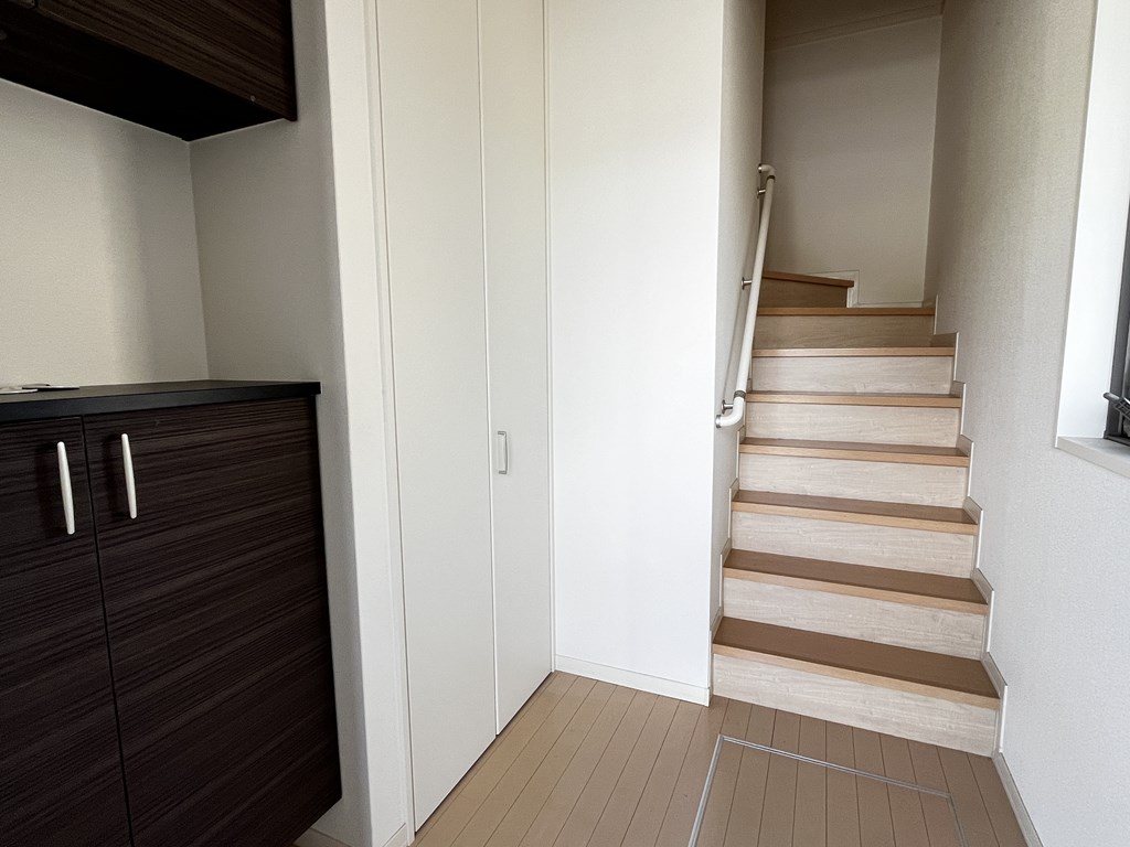 玄関　反転間取り写真