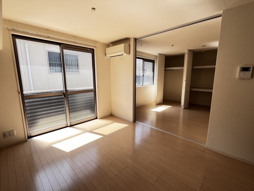 居室・リビング　反転間取り写真