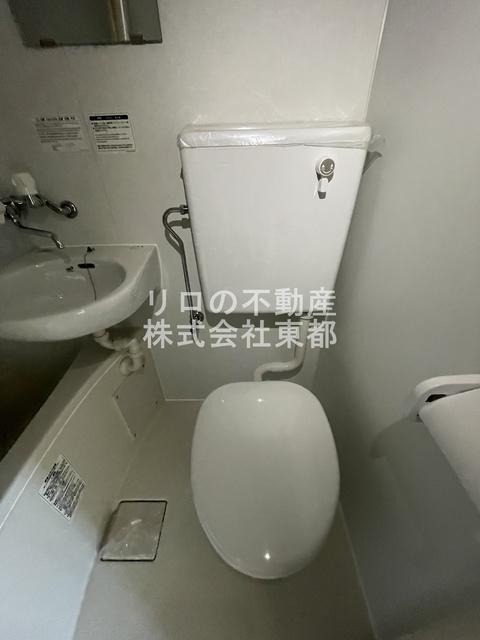 トイレ　白基調で清潔感のあるトイレです♪