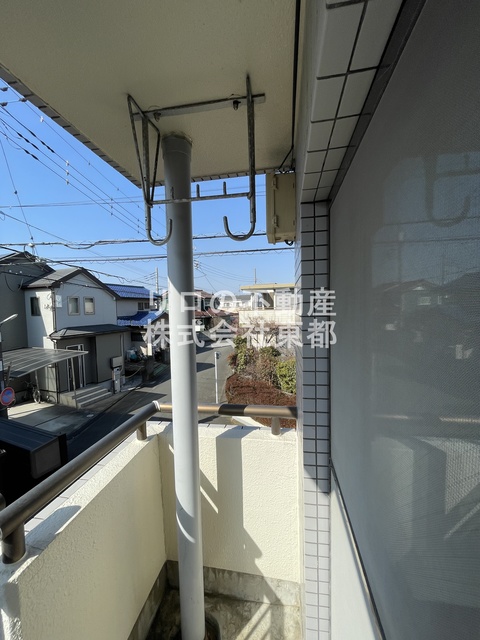 バルコニー　バルコニーがあるので洗濯物を太陽の下で干すことができます♪