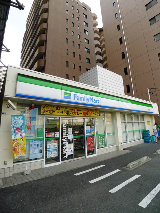 コンビニ　ファミリーマート（コンビニ）まで400m