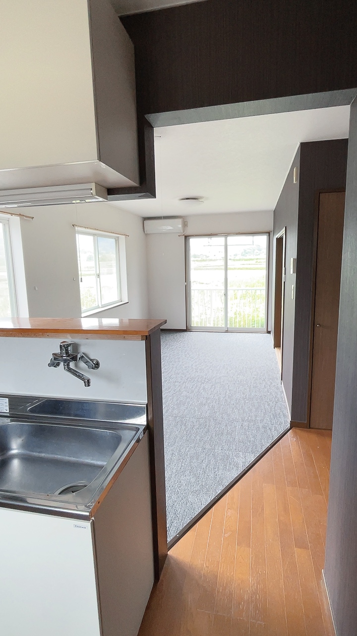 居室・リビング　キッチンからリビング（同間取参考写真）