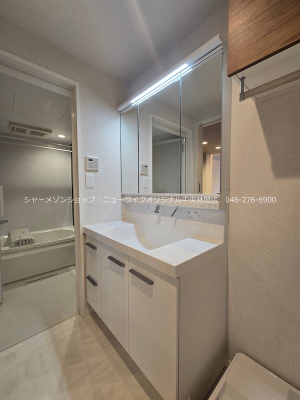 洗面設備　シャワーノズル付で身支度も、洗面台回りのお掃除もラクチン。