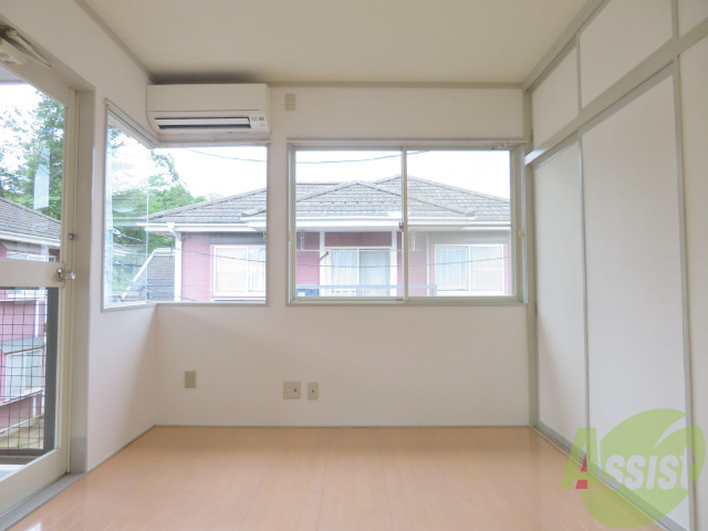 居室・リビング　リビングはこんな感じです。窓が大きくてよく陽が入ってきます。