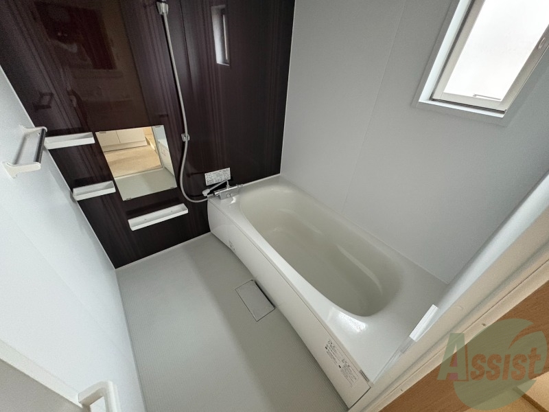 バス・シャワールーム　落ち着いたデザインの浴室。ゆったりできそうです。