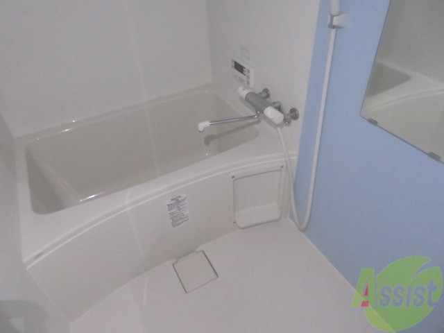 バス・シャワールーム　バスルームは狭すぎず、シャワーも浴びやすそうです。