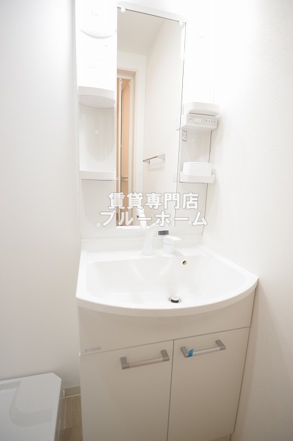 洗面設備　洗面所も収納豊富！