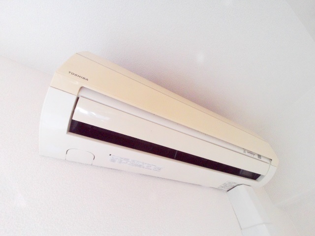 その他設備　まだまだ綺麗なエアコンが1台設備で付いてます