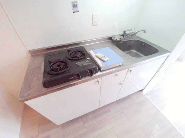 キッチン　2口ガスコンロ付き、自炊もラクラクの広いキッチン