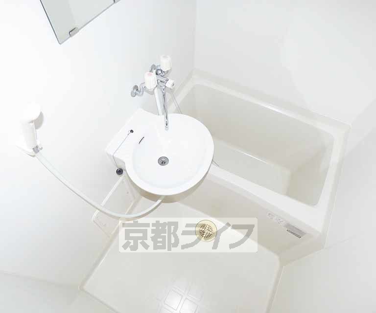 バス・シャワールーム　清潔感あるバスルーム