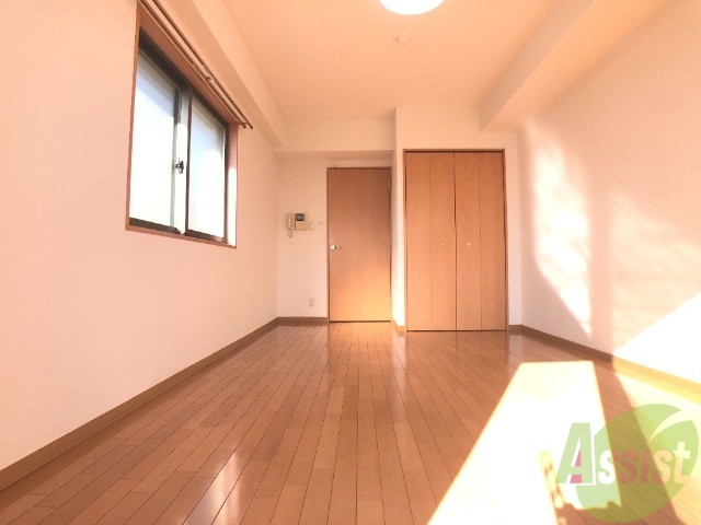 居室・リビング　８．２帖の洋室です。日射しがあり明るい印象です。