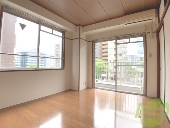 居室・リビング　６帖のリビングは大きな窓のおかげでよく陽が差します。