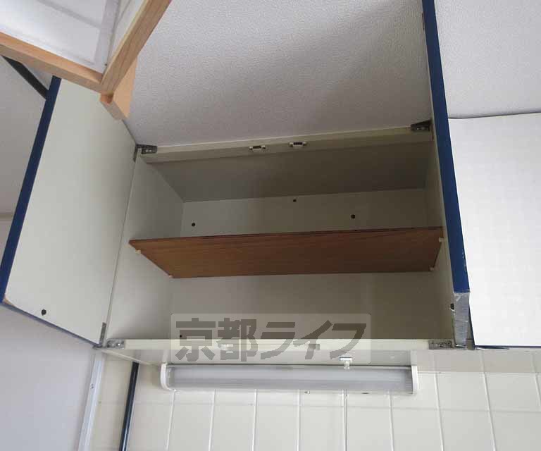 キッチン　キッチン上にも収納もできます