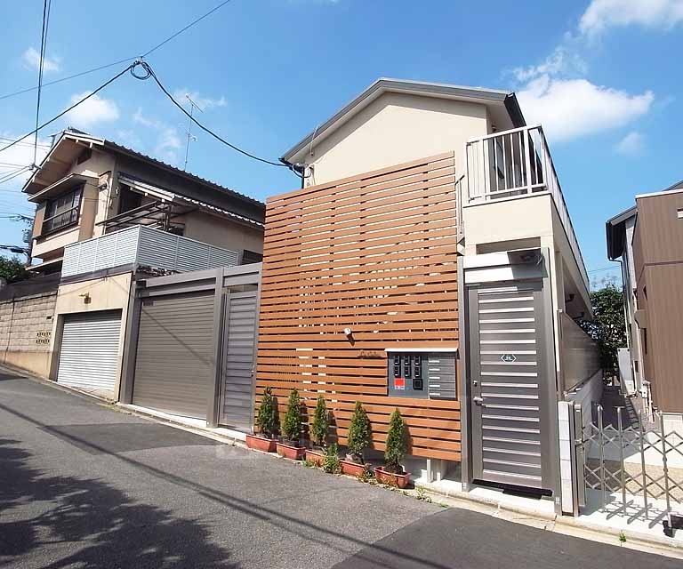建物外観　閑静な住宅街に登場です。