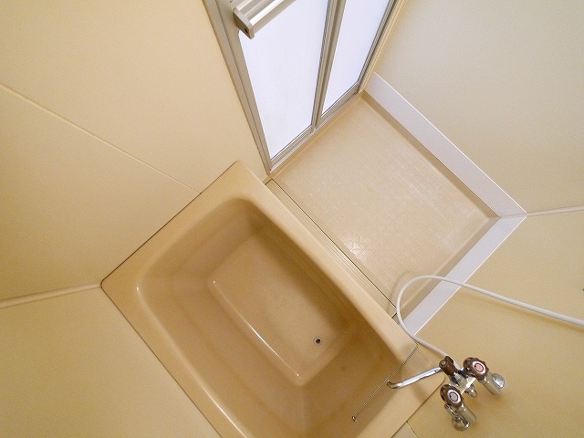 バス・シャワールーム　コンパクトで使いやすいお風呂です