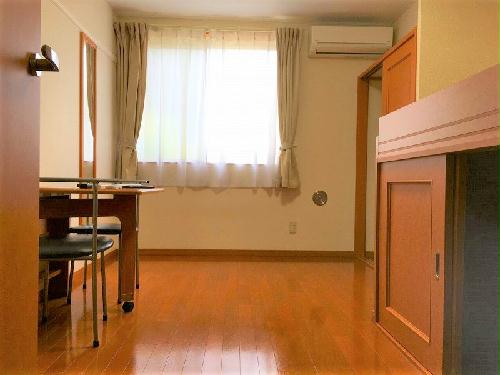 居室・リビング　テーブル・イス・カーテン