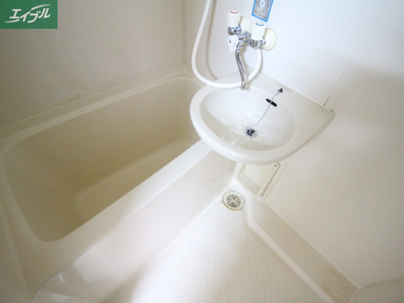 バス・シャワールーム　同物件別部屋の写真です