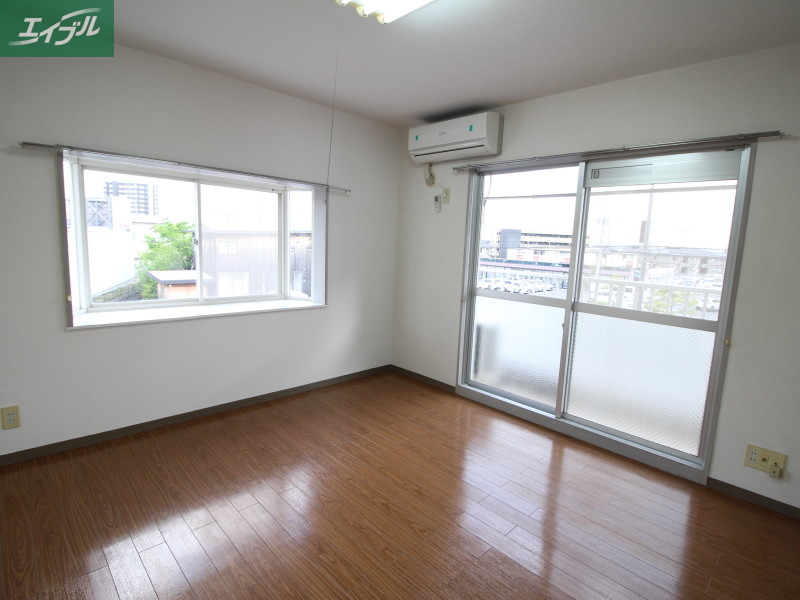 居室・リビング　同物件別部屋の写真です