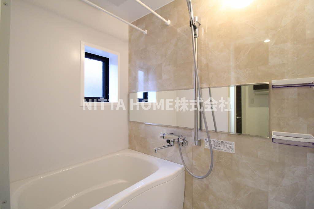 バス・シャワールーム　お風呂には便利な小窓付き( ^)o(^ )