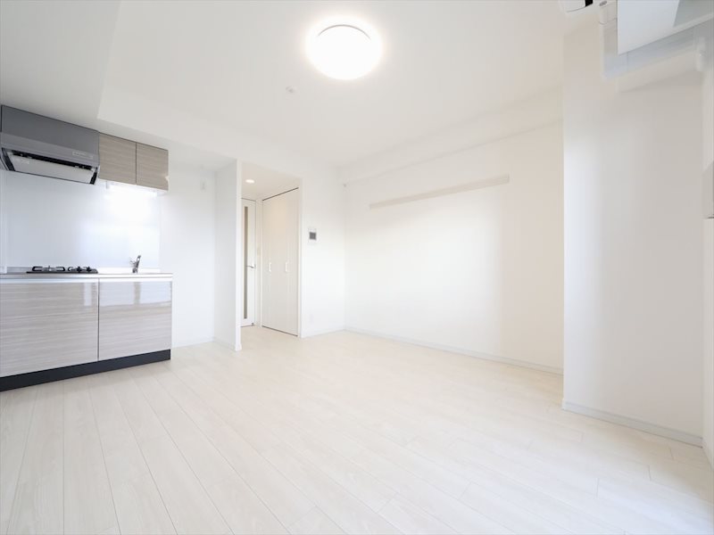 居室・リビング　洋室11.1帖　エアコン付　バルコニーに面しています