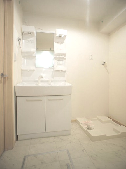 洗面設備　洗髪洗面化粧台と洗濯機置き場があります♪