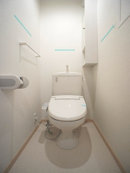 トイレ　温水洗浄暖房便座機能付きです♪
