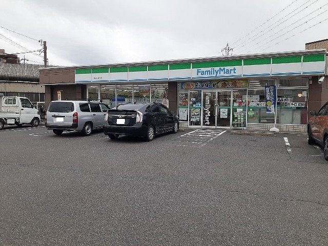 コンビニ　ファミリーマート（コンビニ）まで300m