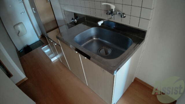 キッチン　２口ガスコンロも問題なく設置でき、収納もあります。