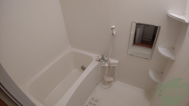 バス・シャワールーム　浴槽も広く、棚もありストレス無く使用出来そうですね。