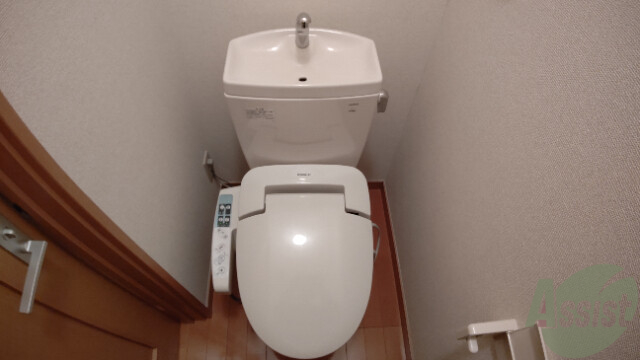 トイレ　温水洗浄便座付きのトイレは、使用しやすくうれしいですね。