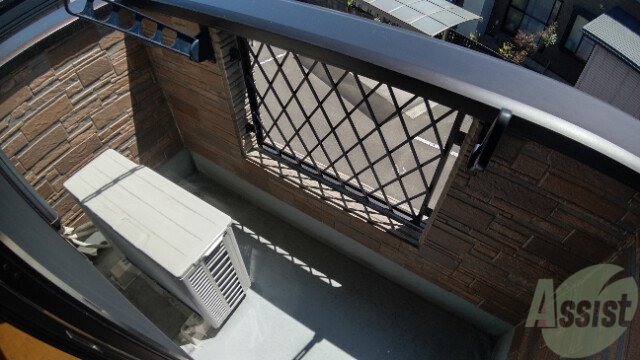 バルコニー　洗濯干しも設置してあるので問題なく干せそうですね。