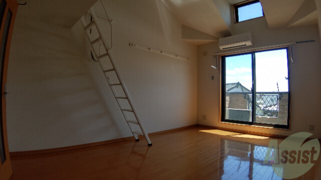 居室・リビング　陽当たりが良く、広々として過ごしやすそうです。