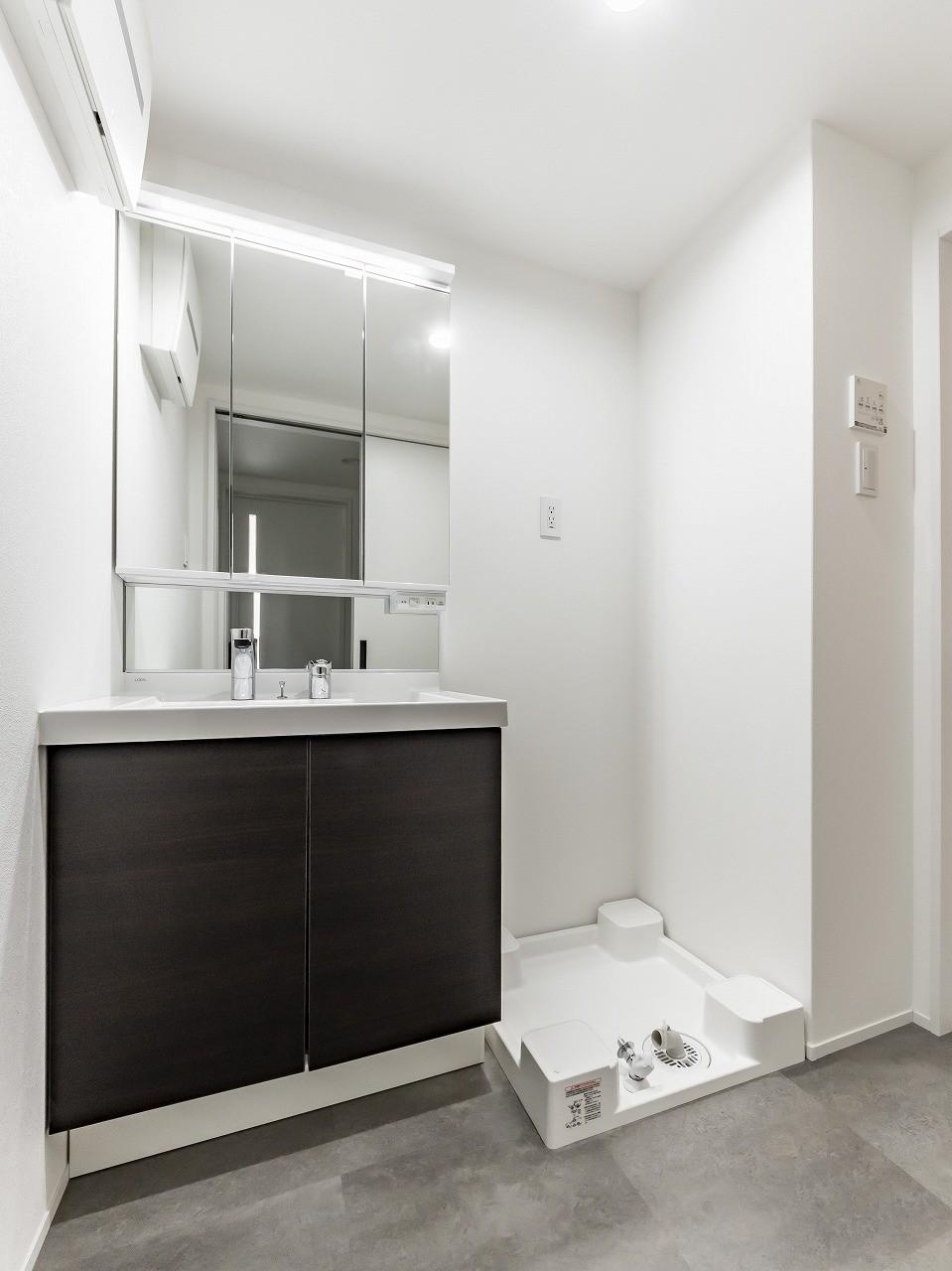 洗面設備　忙しい朝もスマートに。収納力のある三面鏡ドレッサー。