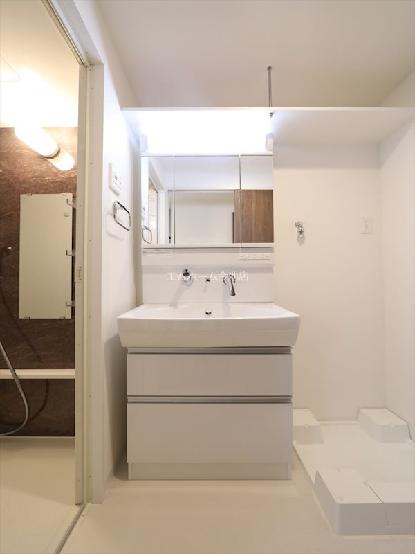 洗面設備　脱衣所　独立洗面台（シャンプードレッサー付）