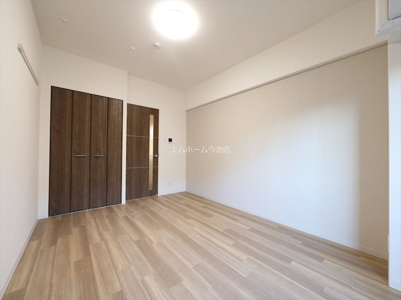 居室・リビング　洋室8.6帖　エアコン付　収納充