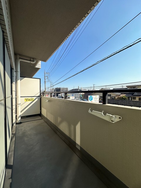 バルコニー　バルコニーは南向きで陽当たり良好！2部屋から出入りできるので
