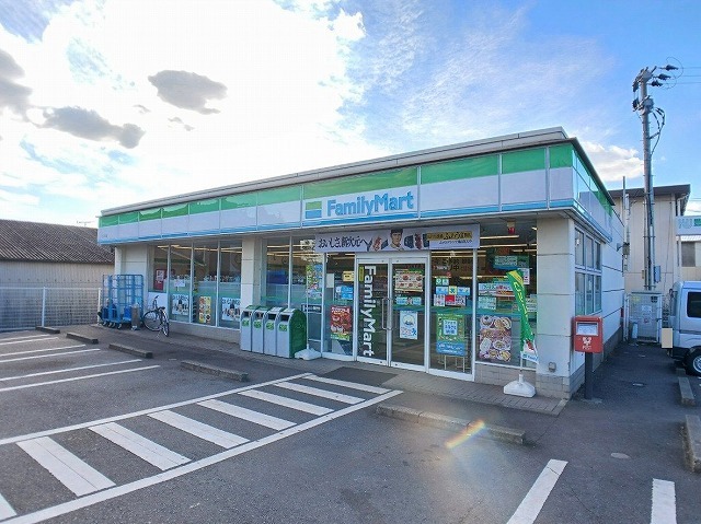 コンビニ　ファミリーマート　三川店（コンビニ）まで550m