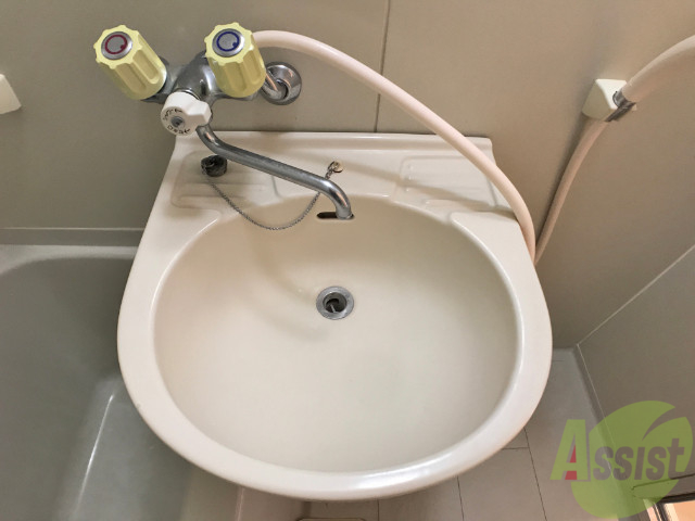 洗面設備　シンプルで使い勝手が良さそうな洗面台ですね。