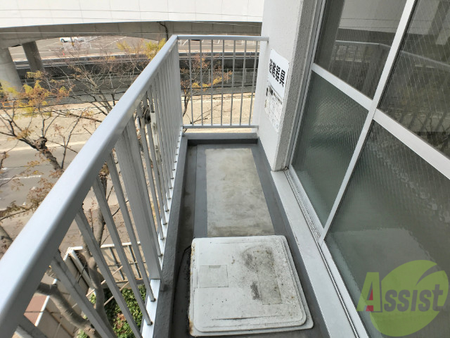 バルコニー　広さがあって、晴れた日には洗濯物がはかどりそうですね。