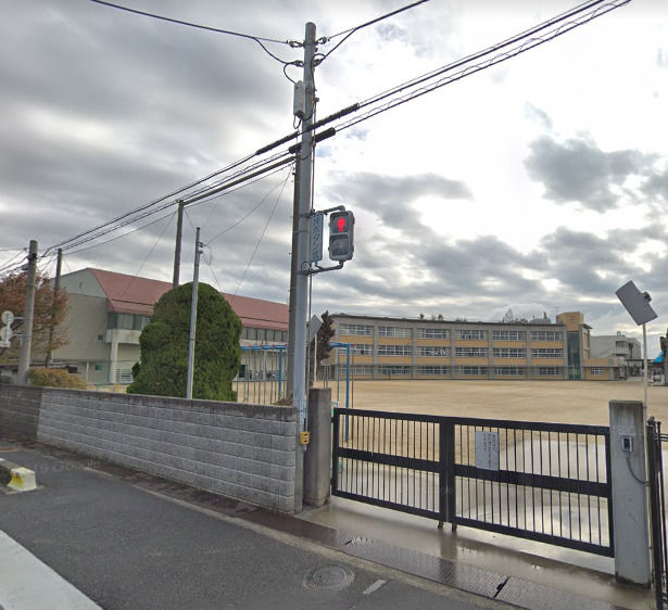 小学校　忠岡町立東忠岡小学校（小学校）まで585m