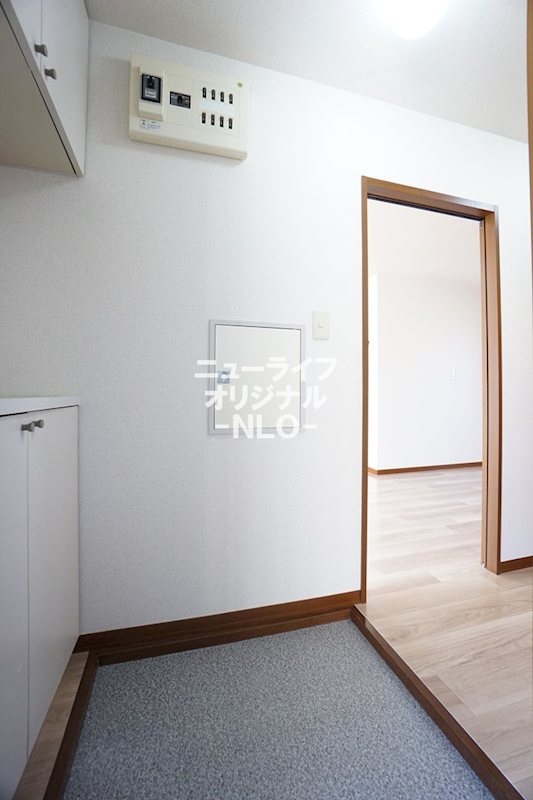 玄関　上下に分かれた使い勝手の良いシューズボックス。